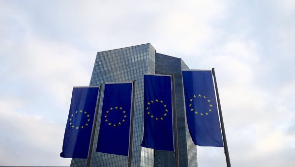Флаги ЕС возле офиса Центрального европейского банка во Франкфуркте (Германия)
