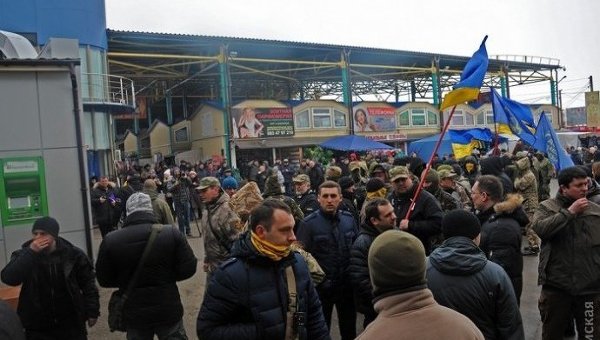В Одессе рынок Седьмой километр окружила полиция и бойцы Нацгвардии