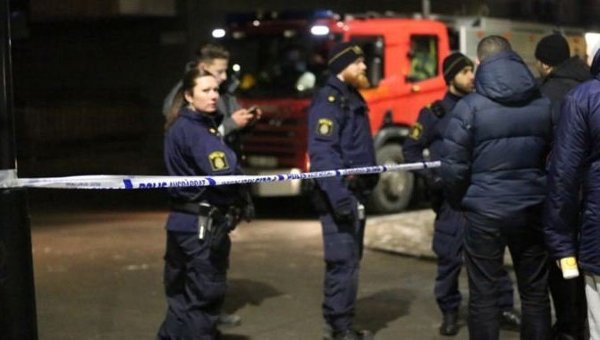 Полиция Швеции на месте взрыва в турецком центре в Стокгольме