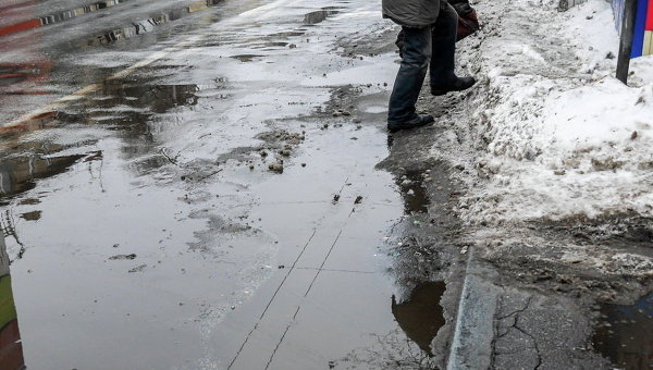 Тающий снег в Киеве. Архивное фото