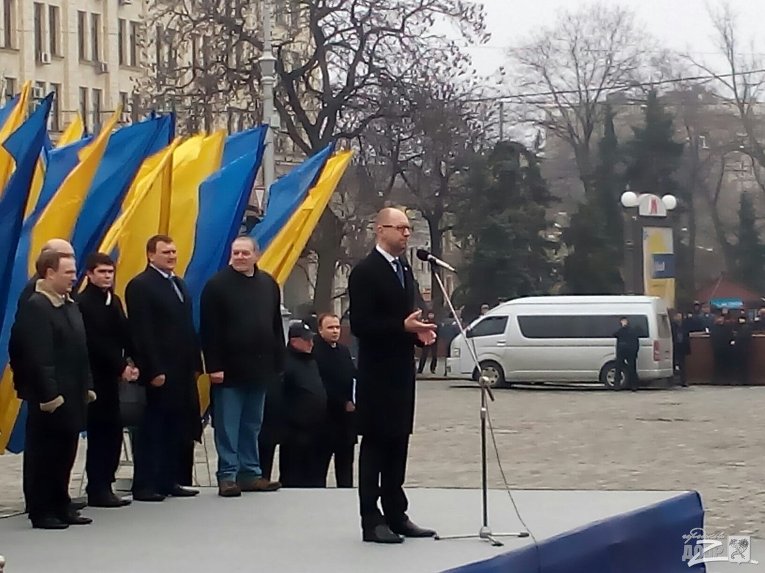 Арсений Яценюк выступает перед патрульными в Харькове