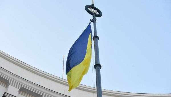 Герб и флаг Украины. Архивное фото