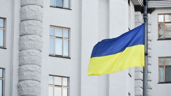 Флаг Украины на фоне здания Кабинета министров.