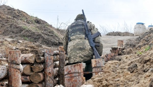 Украинские военные на позициях в Донбассе. Архивное фото