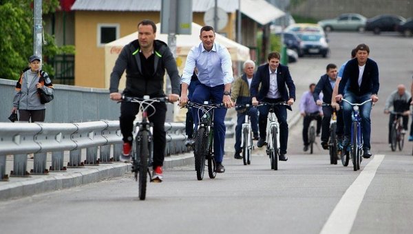 Виталий Кличко на велосипеде проверил подготовку пляжей Киева к сезону. Архивное фото