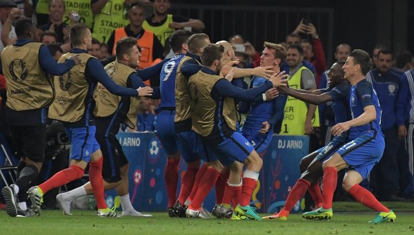 Игроки сборной Франции радуются забитому мячу в матче группового этапа чемпионата Европы по футболу- 2016 между сборными командами Франции