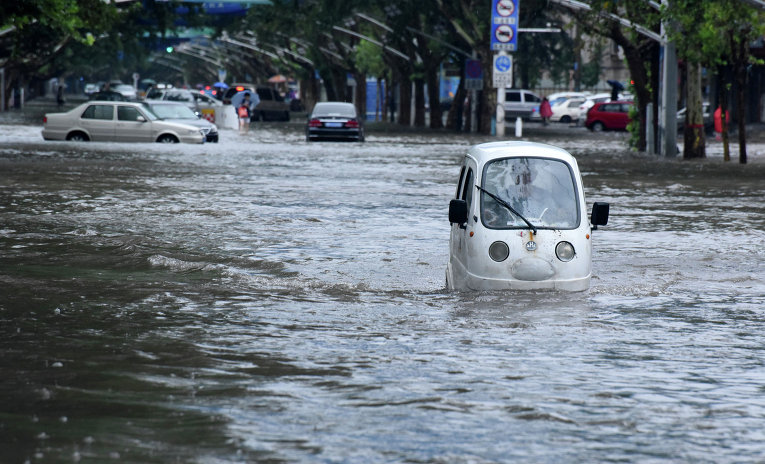 Около 16 млн человек эвакуированы в КНР из-за сильных дождей, есть жертвы