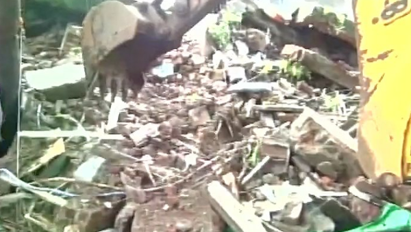 В индийском штате Махараштра обрушилось 3-этажное строение