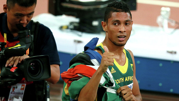 Южноафриканец ван Никерк с мировым рекордом первенствовал в беге на 400 м