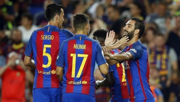 Игроки Барселоны радуются победе