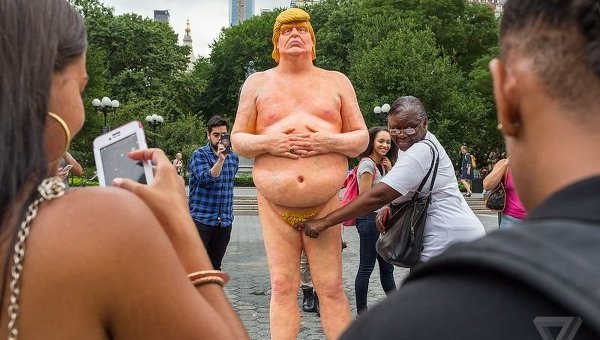 В США анархисты поставили статуи голого Трампа