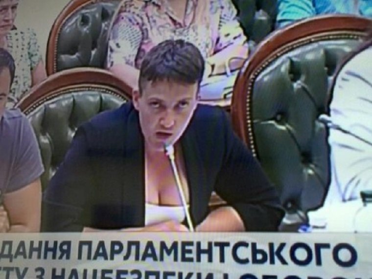 Савченко появилась в Раде в костюме с глубоким декольте 1015653467