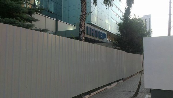 Забор вокруг здания телеканала Интер, расположенного на улице Дмитриевской в Киеве