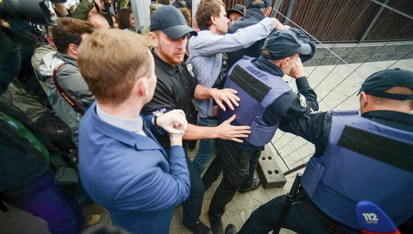 Протестующие разошлись от здания посольства Российской Федерации в Киеве
