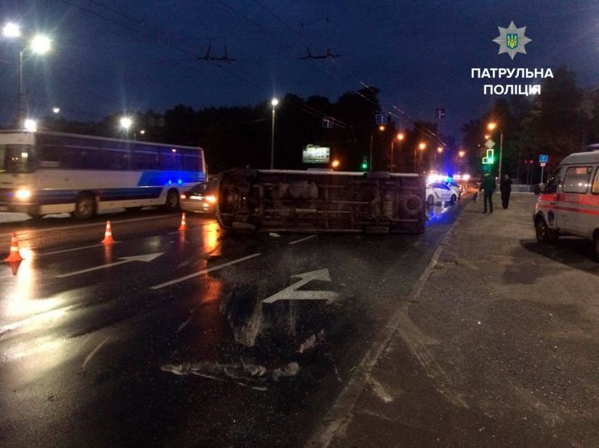 В Запорожье перевернулась маршрутка с пассажирами, есть раненные