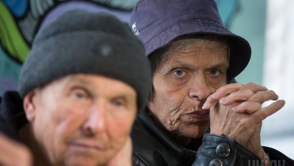 Люди в благотворительной столовой для малоимущих, пенсионеров и бездомных
