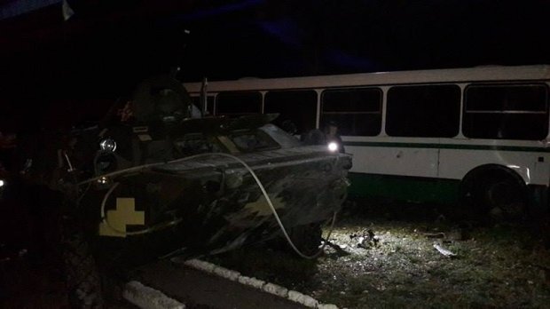 Украинский БТР протаранил автобус с людьми в Донбассе, шофёр умер