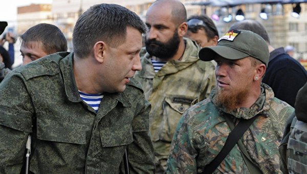 Глава ДНР Александр Захарченко (слева) общается с бойцом Моторолой (справа). Архивное фото