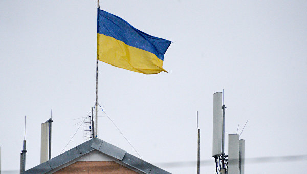 Флаг Украины на здании в Киеве