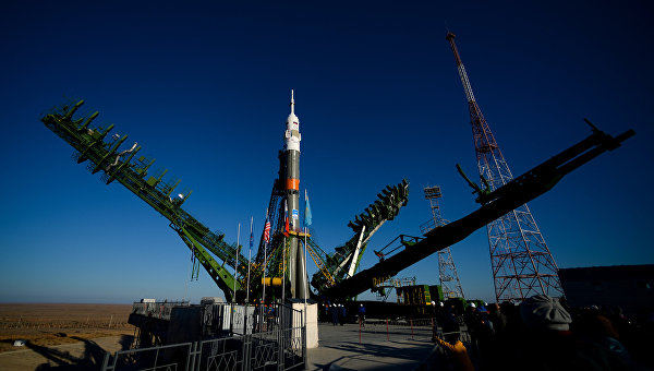 Вывоз и установка ракеты-носителя с пилотируемым кораблем Союз МС-02 на космодроме Байконур