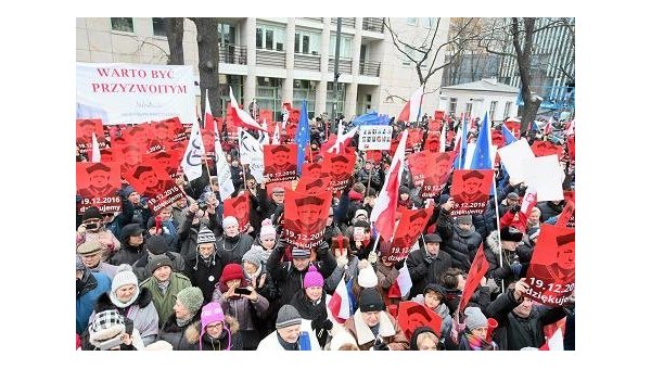 На протесты в Польше вышли провластные силы — Исаев