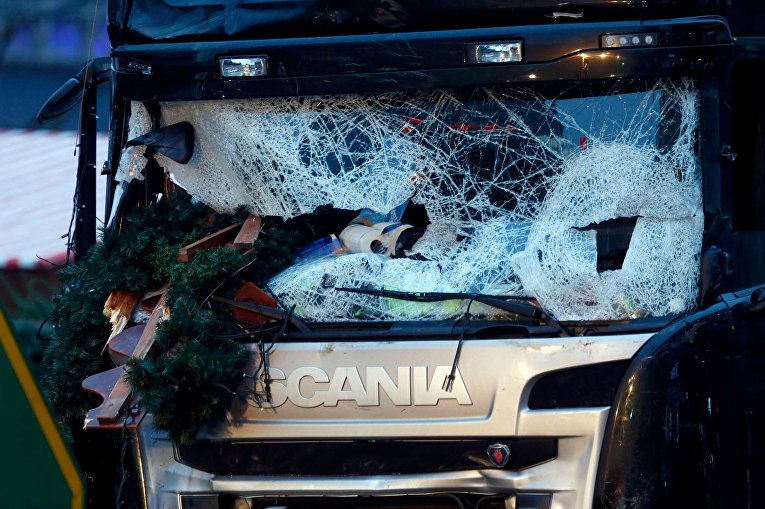 Минимум девять человек погибли в Берлине при наезде грузового автомобиля на толпу