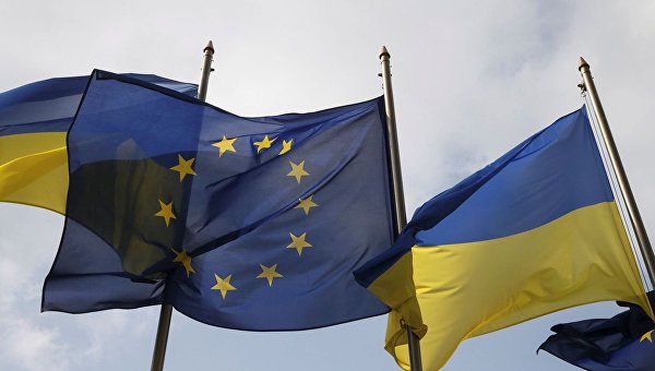 Флаги Украины и ЕС у Администрации президента в Киеве