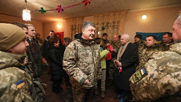 Петр Порошенко во время визита в Донецкую область