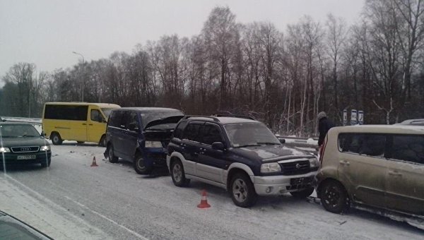 На трассе в Житомирской области столкнулись 14 машин