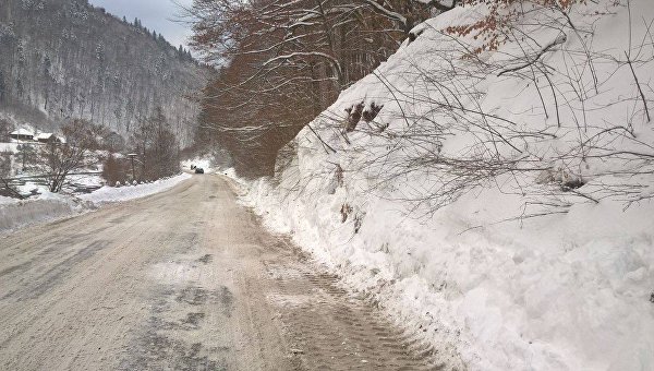 В Закарпатской области на дорогу сошла лавина