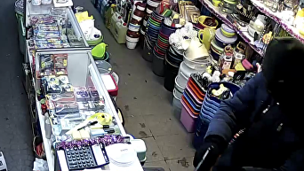 Появилось видео вооруженного ограбления магазина в центре Киева