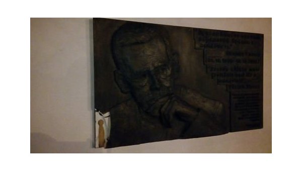 В Киеве разрушили мемориальную доску первому президенту Чехии