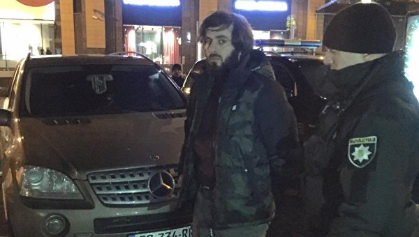 В центре Киеве полиция задержала вооруженных чеченцев на Mercedes