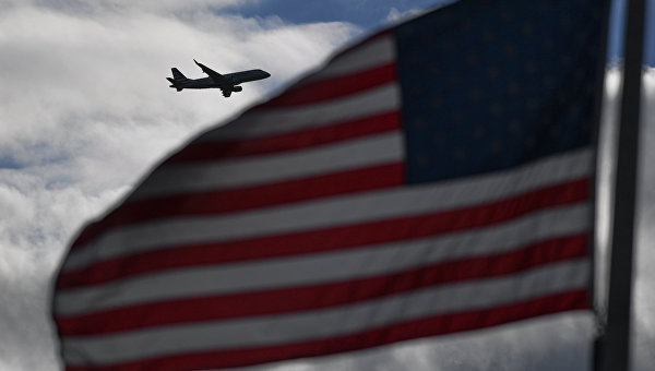 Самолет и флаг США