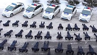 Сотрудники управления патрульной полиции Харькова отжимаются