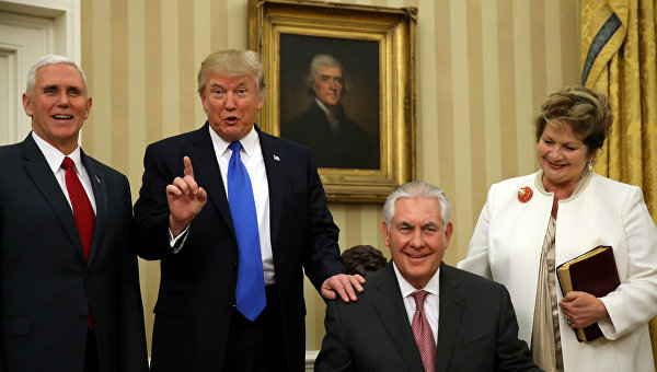 Майк Пенс, Дональд Трамп, Рекс Тиллерсон (слева направо)