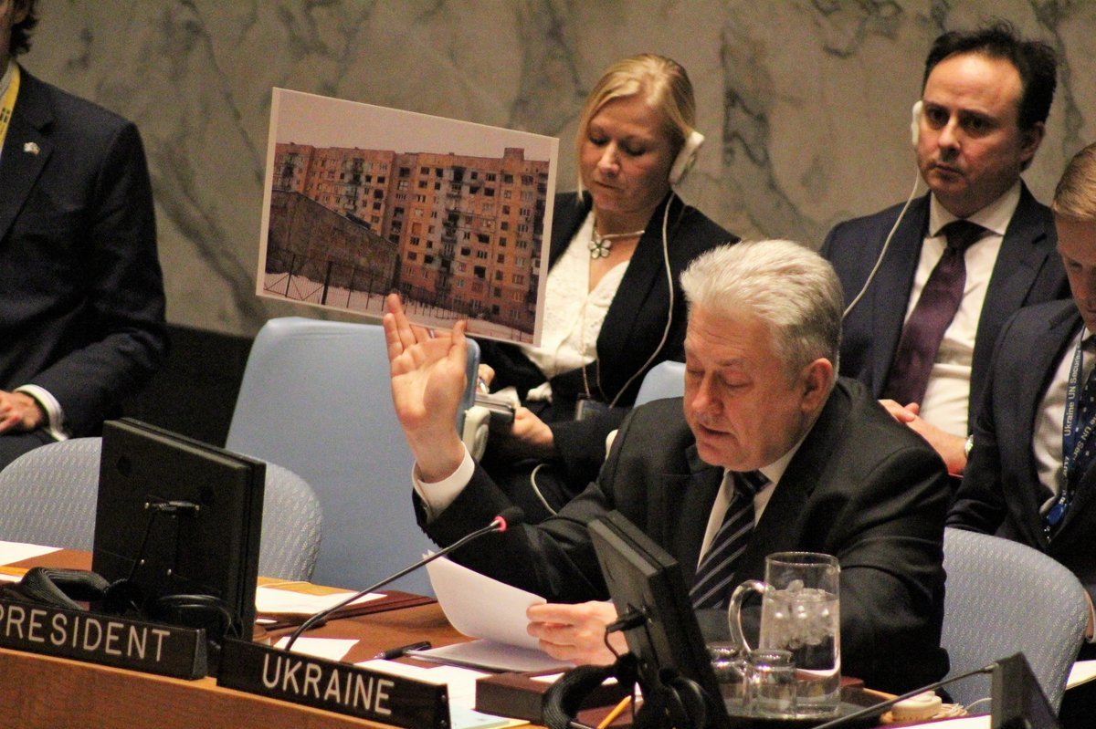 Ельченко показал Чуркину фото погибшего военного и разрушений в Авдеевке