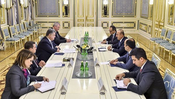 Президент Петр Порошенко провел встречу с главой внешнеполитического ведомства Турции Мевлютом Чавушоглу