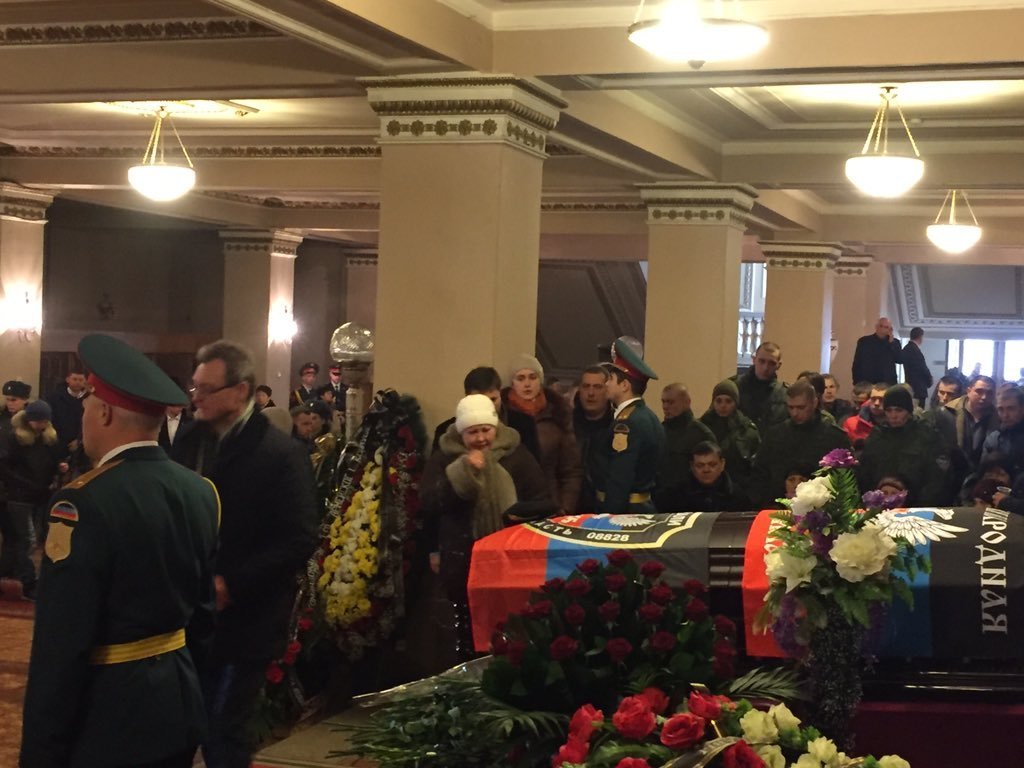 Церемония прощания с ополченцем "Гиви" проходит в Донецке