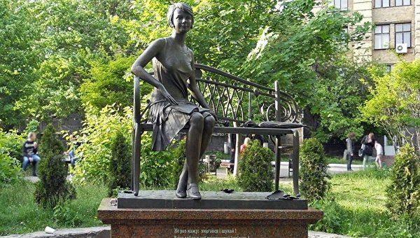 В Киеве открыли монумент Елене Телиге