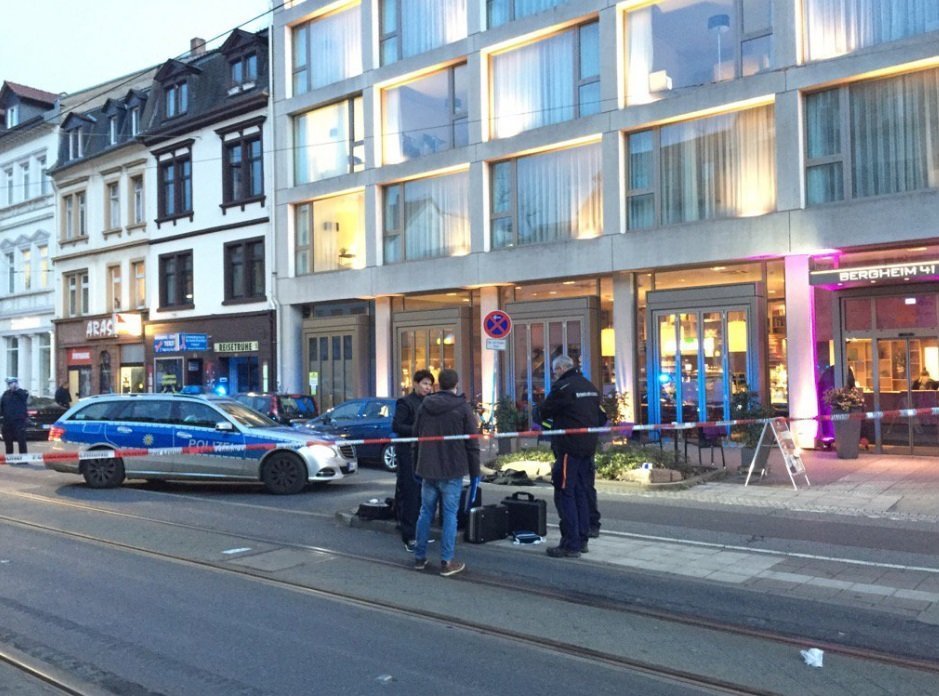 В Германии автомобиль въехал в группу пешеходов, есть жертвы и раненые