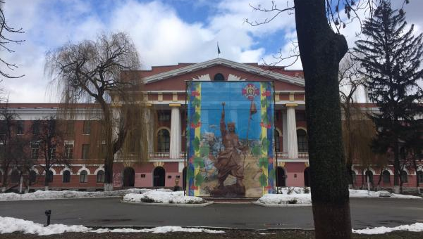 Баннер с изображением Ивана Богуна перед памятником Александру Суворову