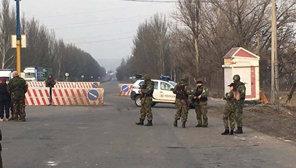 Блокпост силовиков на въезде на неподконтрольную Киеву территорию Донбасса. Архивное фото