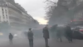 В Париже не стихают беспорядки. Полиция применила газ. Видео