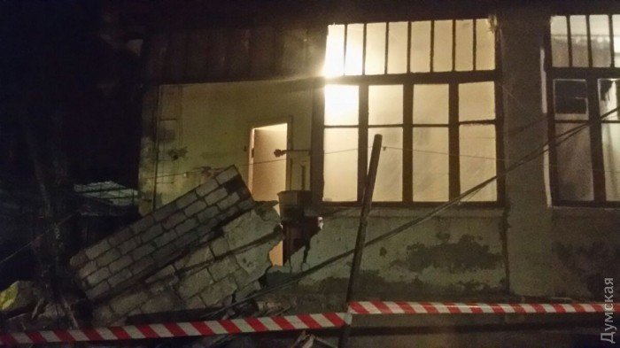 На Пересыпи в Одессе рухнула стена трехэтажного жилого дома