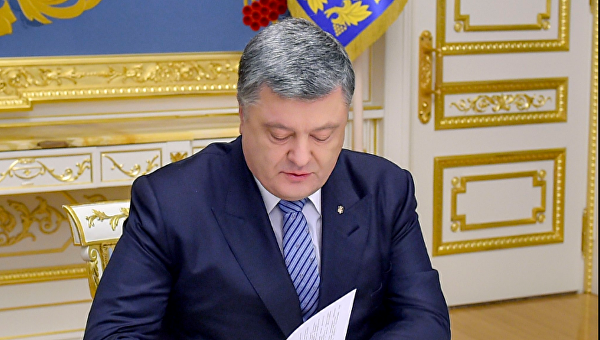 Президент Украины Петр Порошенко подписывает указ. Архивное фото
