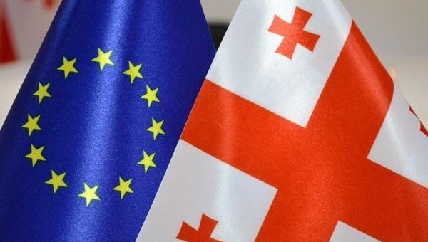 Флаги Евросоюза и Грузии