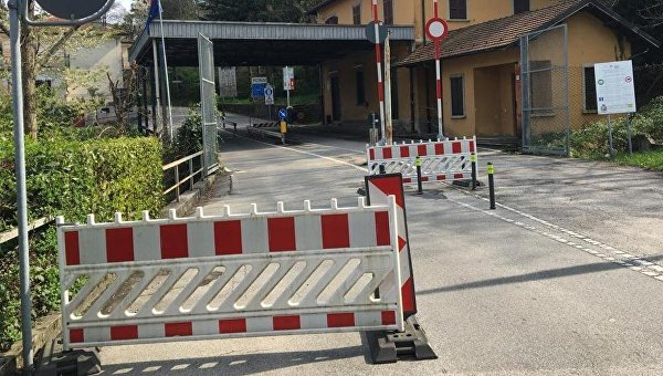 Швейцария закрывает границу с Италией пластиковым забором