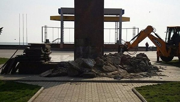 В Бердянске продолжается демонтаж памятника Ленину