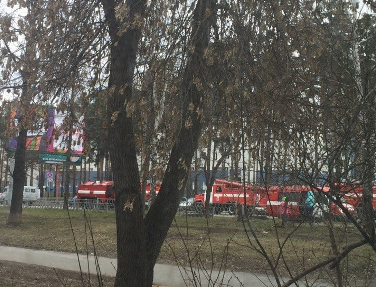 В Екатеринбурге загорелось помещение областной медицинской клиники № 1. Есть пострадавшие